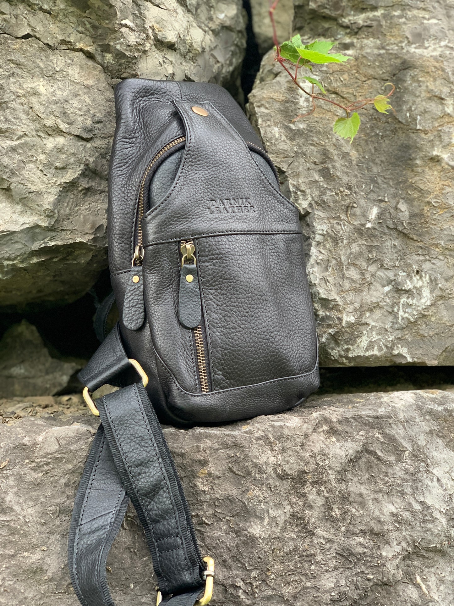 Best Genuine Black Leather Chest Bag – Stylish Crossbody Daypack & Durable Sling Bag