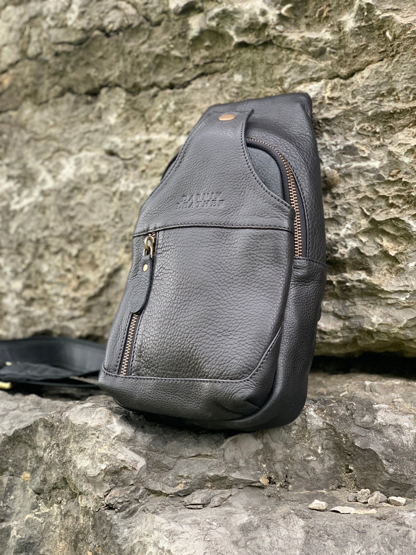 Best Genuine Black Leather Chest Bag – Stylish Crossbody Daypack & Durable Sling Bag