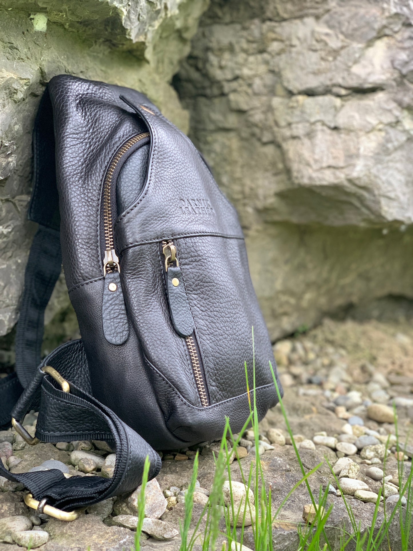 Best Genuine Black Leather Chest Bag – Stylish Crossbody Daypack & Durable Sling Bag